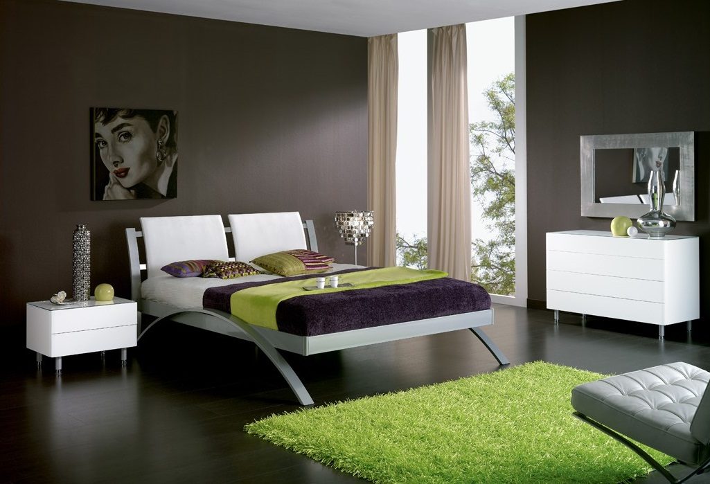 Cama metalizada en un dormitorio de matrimonio Cama metalizada en un dormitorio de matrimonio