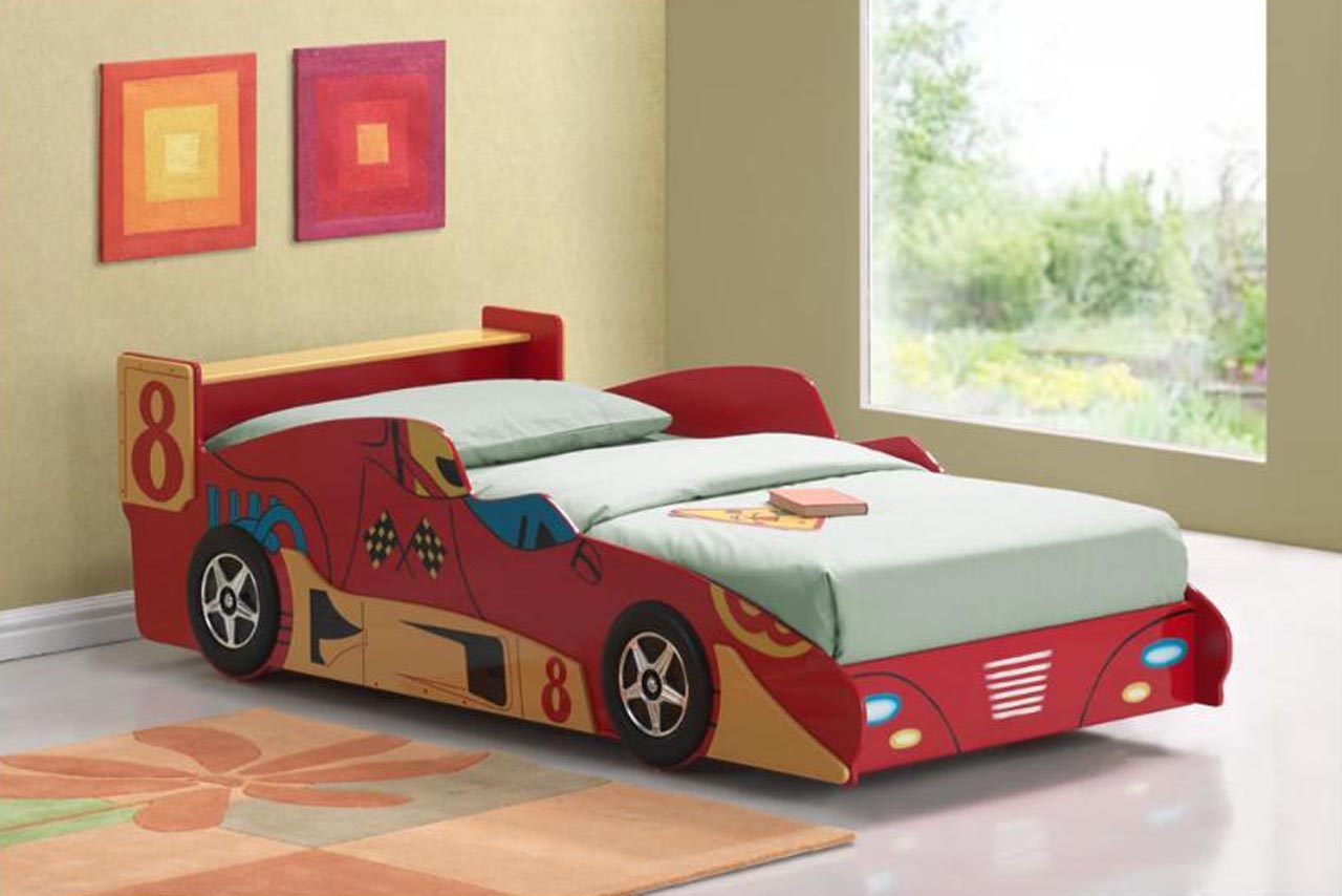 Dormitorio infantil con cama de coche de carreras Dormitorio infantil con cama de coche de carreras