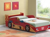 Dormitorio infantil con cama de coche de carreras